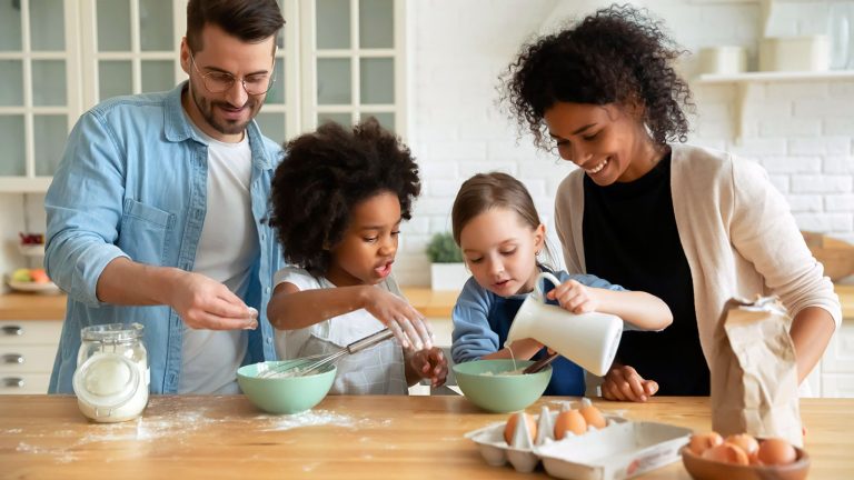 Les soignants enseignent aux enfants comment préparer un repas